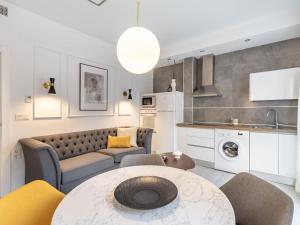 Kuchnia lub aneks kuchenny w obiekcie Central stylish and elegant 1 & 2 BR apartments III