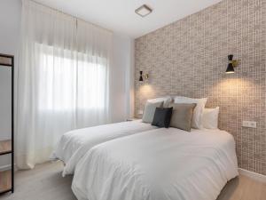 Łóżko lub łóżka w pokoju w obiekcie Central stylish and elegant 1 & 2 BR apartments III