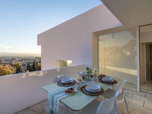 uma sala de jantar com mesa e cadeiras em My White Wall Realejo em Granada