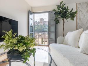 sala de estar con sofá y mesa de cristal en Alhambra Dream, en Granada