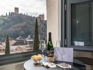 Una botella de vino sentada en una mesa con una ventana en Alhambra Dream, en Granada