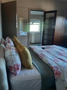 1 cama con almohadas en el dormitorio en triple S guest house, en Ciudad del Cabo