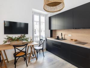A kitchen or kitchenette at Bright and Elegant Gran Via apartments