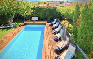 an overhead view of a swimming pool with lounge chairs at Amazing Home In Lisle Sur La Sorgue With 5 Bedrooms, Wifi And Private Swimming Pool in L'Isle-sur-la-Sorgue