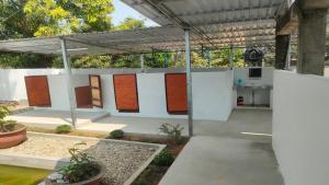ein Gebäude mit einer Reihe von Türen im Innenhof in der Unterkunft PHU QUOC BACKPACKER in Phu Quoc