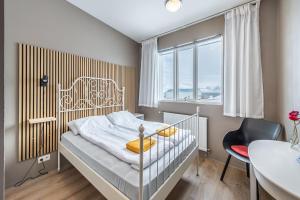 - une petite chambre avec un lit et un bureau dans l'établissement Stöð Guesthouse and apartments, à Grundarfjörður