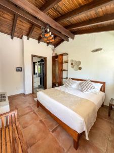 een slaapkamer met een bed en een houten plafond bij Villa La Petite Etoile in Torre delle Stelle