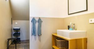 un baño con lavabo y espejo en St Georgen Ferienwohnung 1, en Freiburg im Breisgau