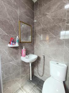 een badkamer met een toilet en een wastafel bij SELESA GUEST RoOM in Skudai