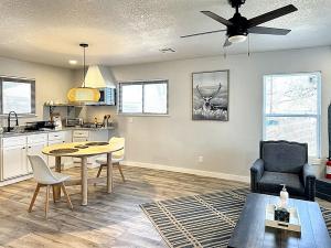 a living room with a table and a kitchen at Charm & Location Studio Oasis In Prime Spot -31b in Oklahoma City