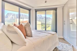 Ένα ή περισσότερα κρεβάτια σε δωμάτιο στο Newlands Peak Luxury Apartment Unit 636 +20 φωτογραφίες