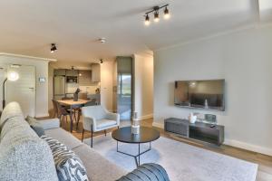 636 Newlands Peak Luxury Apartment tesisinde bir oturma alanı