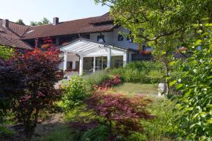 einen Garten vor einem Haus in der Unterkunft Hotel Rottaler Hof in Bad Birnbach