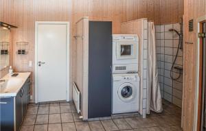 ein Badezimmer mit einer Waschmaschine und einer Waschmaschine in der Unterkunft Stunning Home In Sydals With Wifi in Skovby