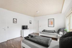 - un salon avec 2 lits et une télévision dans l'établissement Nice Apartments in Hanau, à Hanau