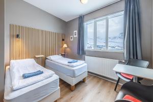 Rúm í herbergi á Stöð Guesthouse and apartments