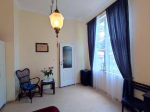 sala de estar con silla y ventana en Apartament willa Radosna, en Garbatka-Letnisko