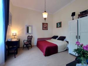 a bedroom with a bed and a desk with a chair at Apartament willa Radosna in Garbatka-Letnisko