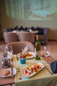 una mesa con dos platos de comida y una botella de vino en Kenzi Basma en Casablanca