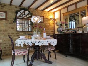 una sala da pranzo con tavolo e sedie di Wonderful Picturesque Countryside Cottage a Bloxham