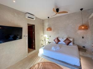 a bedroom with a large white bed in a room at Happiness Kulambo Villa El Nido in El Nido