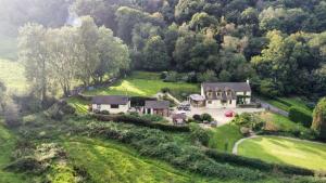 una vista aérea de una casa en una colina en Ty Twt - complete holiday home en Llandysul