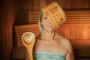 Una mujer con una cuchara de madera en la cabeza en Hotel Ritter Durbach en Durbach