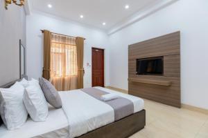 Postel nebo postele na pokoji v ubytování Palm Villa 37 - 6 bedrooms & Pool in VungTau Beach + 41 fotografií