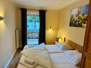 two beds in a room with a window at Familienurlaub mit Baden & Berge, FeWo 2 in Thiersee