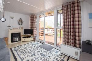 TV a/nebo společenská místnost v ubytování Chalet Ninetytwo