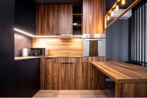 cocina con armarios de madera y encimera de madera en ЖК Веst House, en Dnipro 29 fotos más