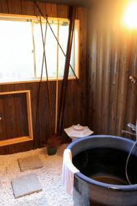 uma banheira na casa de banho com uma janela em 千本南大阪で日本の伝統的な文化を感じられる雰囲気 em Osaka