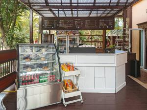 a fast food restaurant with a food counter at Silamanee Resort & Spa Hotel in Mae Sai