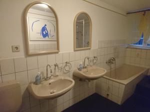 タンガーミュンデにあるIm kurfürstlichen Zollamtのバスルーム(シンク2台、バスタブ付)