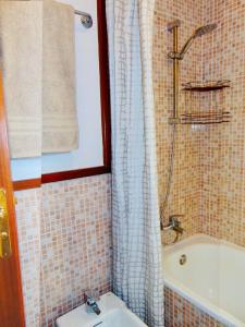 La salle de bains est pourvue d'un lavabo, d'une baignoire et d'une douche. dans l'établissement Brisa Del Mar Fuerteventura, à Puerto del Rosario