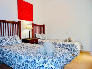 una camera con due letti con lenzuola blu e bianche di Brisa Del Mar Fuerteventura a Puerto del Rosario