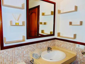 bagno con lavandino e specchio di Brisa Del Mar Fuerteventura a Puerto del Rosario