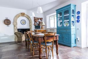 uma sala de jantar com um armário azul e uma mesa em Casa Calé em Petriolo