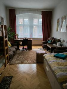 - un salon avec un canapé et une table dans l'établissement Valentinka Minutes away from Charles Bridge, à Prague
