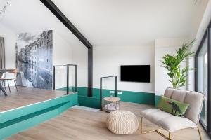 a living room with green and white walls and a tv at Waterlinie Lodges in Utrecht