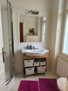La salle de bains est pourvue d'un lavabo et d'un miroir. dans l'établissement Valentinka Minutes away from Charles Bridge, à Prague
