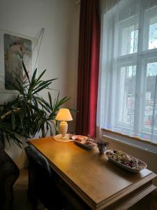 une table en bois avec deux bols de nourriture dans l'établissement Valentinka Minutes away from Charles Bridge, à Prague