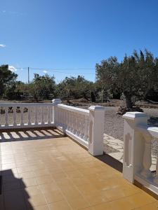 安波拉的住宿－Finca el Gaudi, casita Hendrika，房屋上的白色围栏和人行道