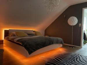 - une chambre avec un grand lit dans l'établissement Ferienwohnung am Goldberg, à Schauenstein