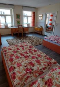 a bedroom with two beds with roses on the floor at Im kurfürstlichen Zollamt in Tangermünde