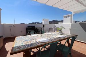 a table on the balcony of a house at CASA MILA, precioso apartamento in San Juan de los Terreros