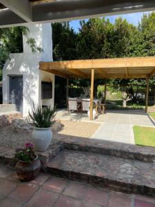 um pátio exterior com uma pérgola de madeira em 13 On Vigne em Greyton