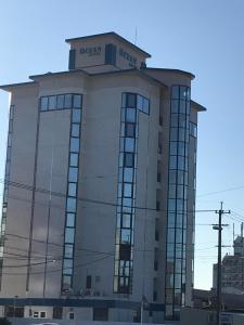 Ocean Hotel adult only - former Kagoshima Intelligence في كاجوشيما: مبنى فوقه ساعة