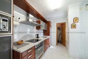 a kitchen with a sink and a microwave at Puente de Hierro in Zamora