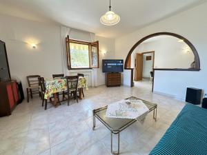 ein Wohnzimmer mit einem Sofa und einem Tisch in der Unterkunft Villa Chris in Taormina